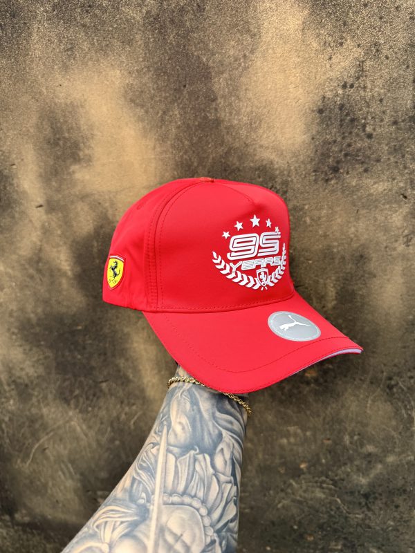 Gorra Ferrari Motorsports: Legado 95 Aniversario